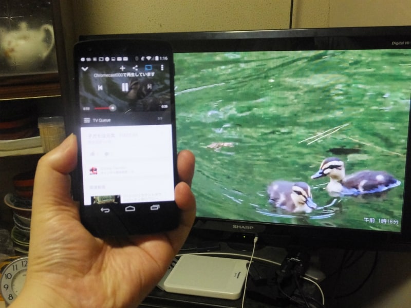 Chromecastはスマホで見ていた動画配信や写真、動画、音楽などを家庭のテレビで簡単に視聴することができる