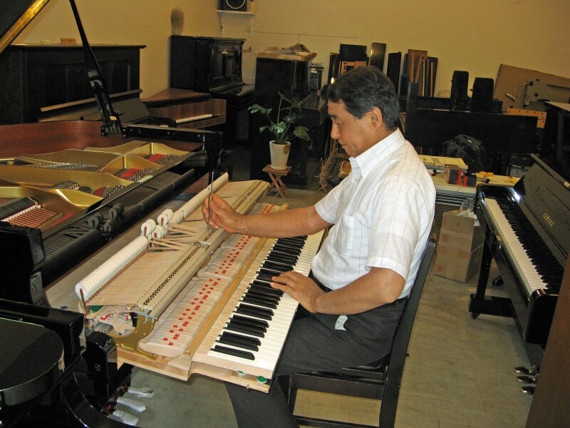 伊藤氏が調律している写真