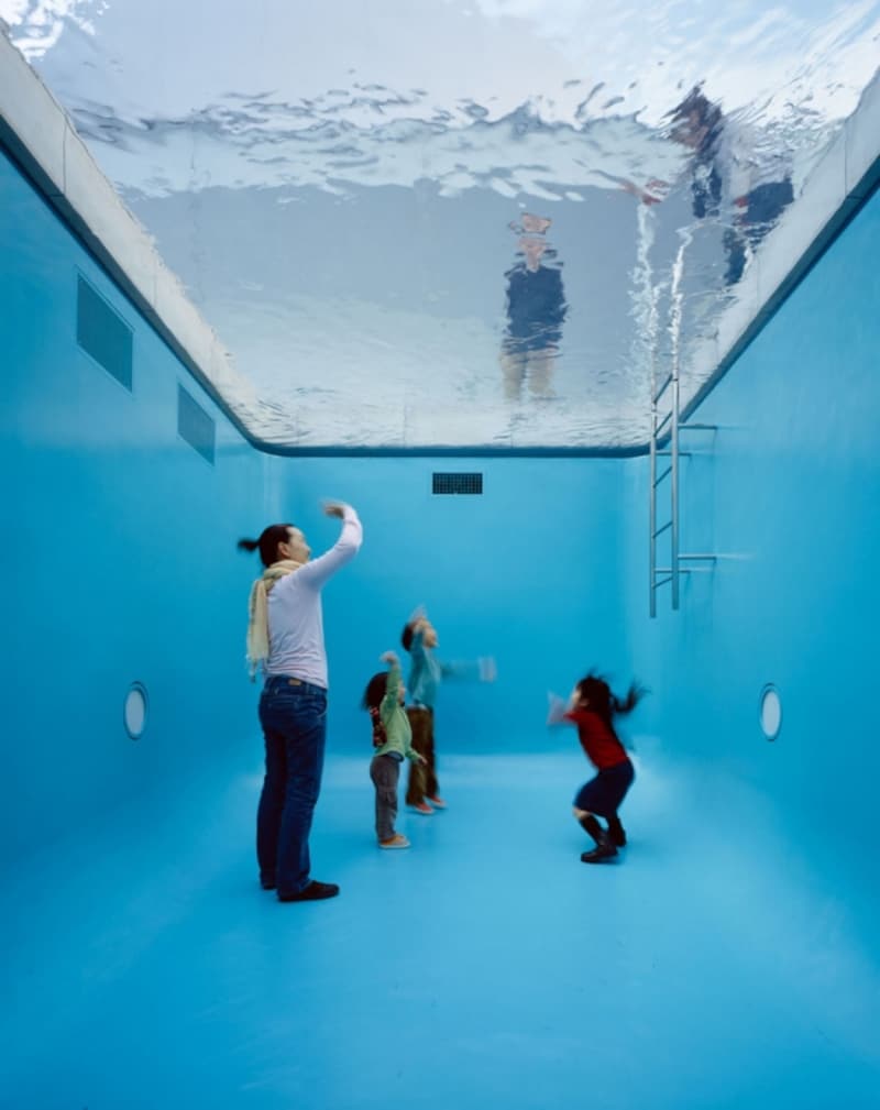 《スイミング・プール》 2004 ? Leandro Erlich Studio photo: AtsushiundefinedNAKAMICHI /Nac?sa & Partners
