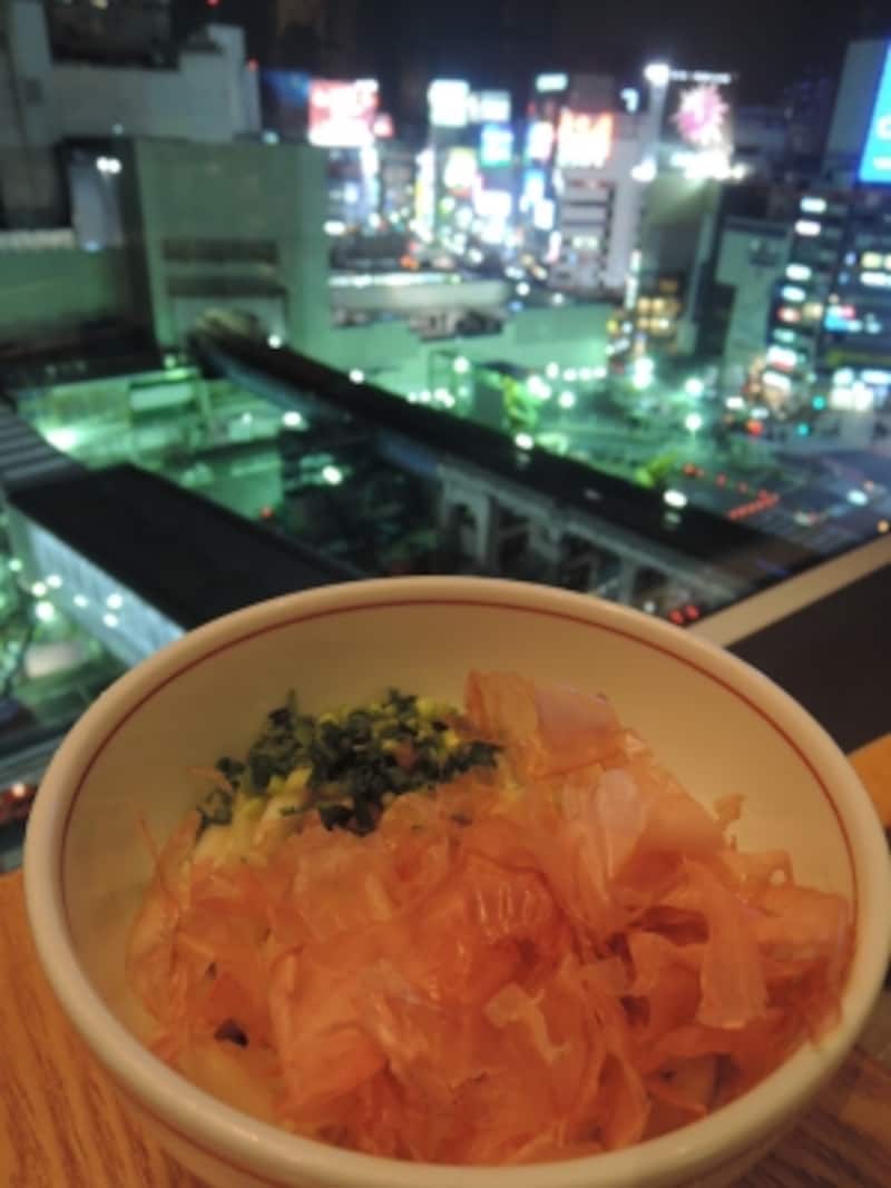 渋谷の夜景を眺めながらの伊勢うどんは、また格別