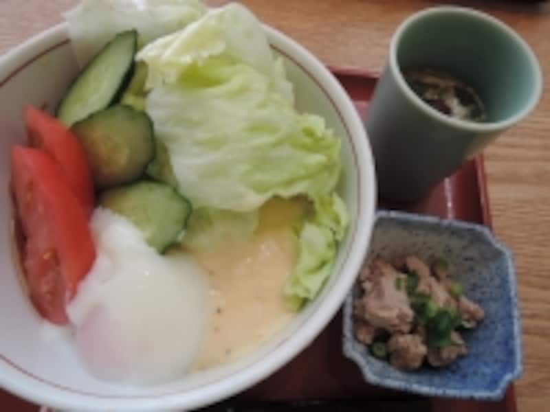 サッパリもちもちの「冷製サラダうどん」