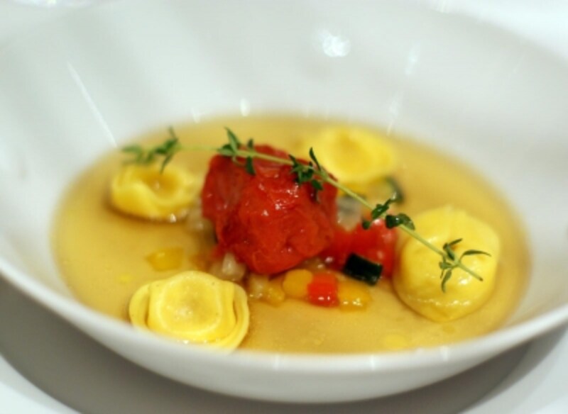 鶏のコンソメスープundefined彩り野菜とラヴィオリと共に