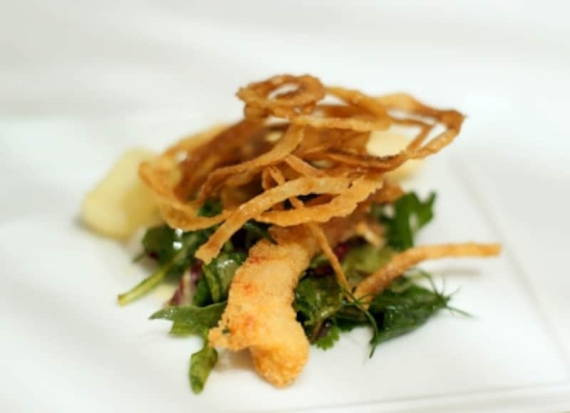 鹿児島産車海老、和歌山産真鯛、徳島産アオリイカ、淡路産玉葱のフリット