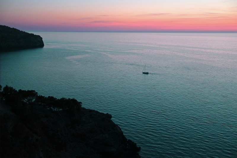 スペインのマヨルカ島の北西部から撮影した、黄昏時の地中海