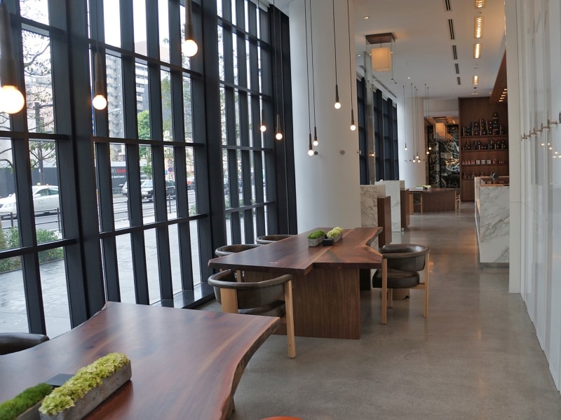 クルミ材の自然な形を生かしたテーブルが配された店内