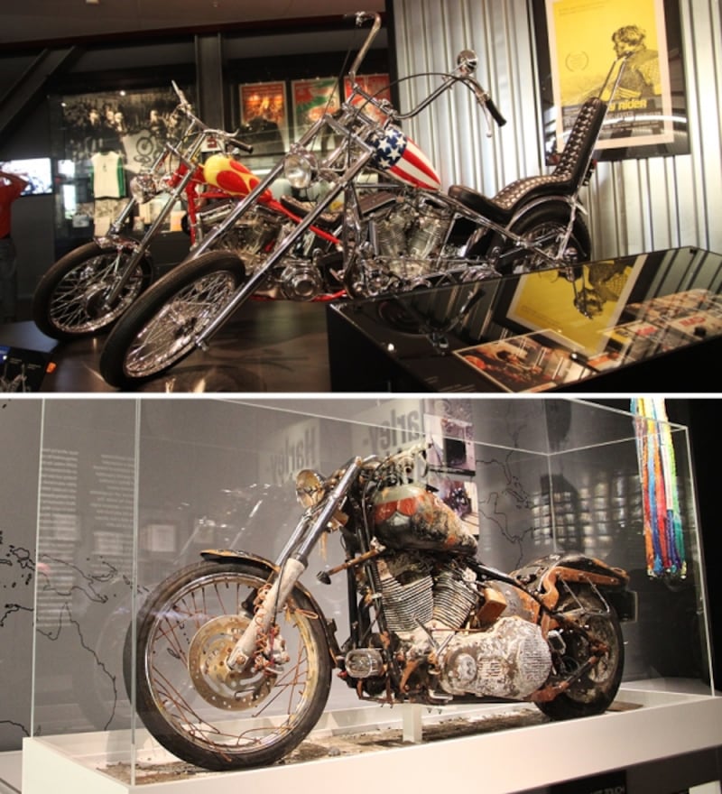 ［上］映画『イージーライダー』のキャプテンアメリカ号 ［下］東日本大震災でカナダに漂着したハーレー