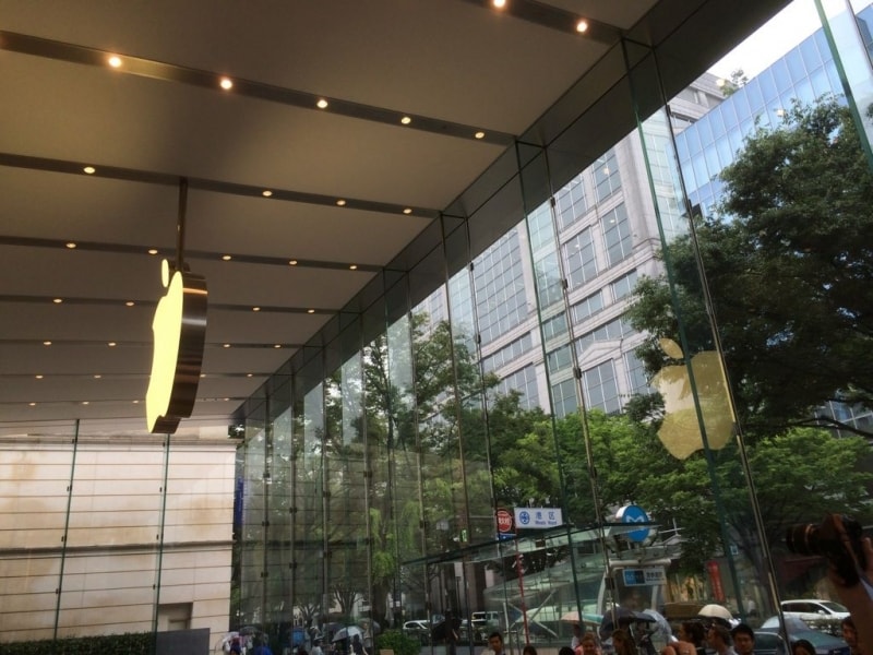 ガラスに反射するロゴにも注目。