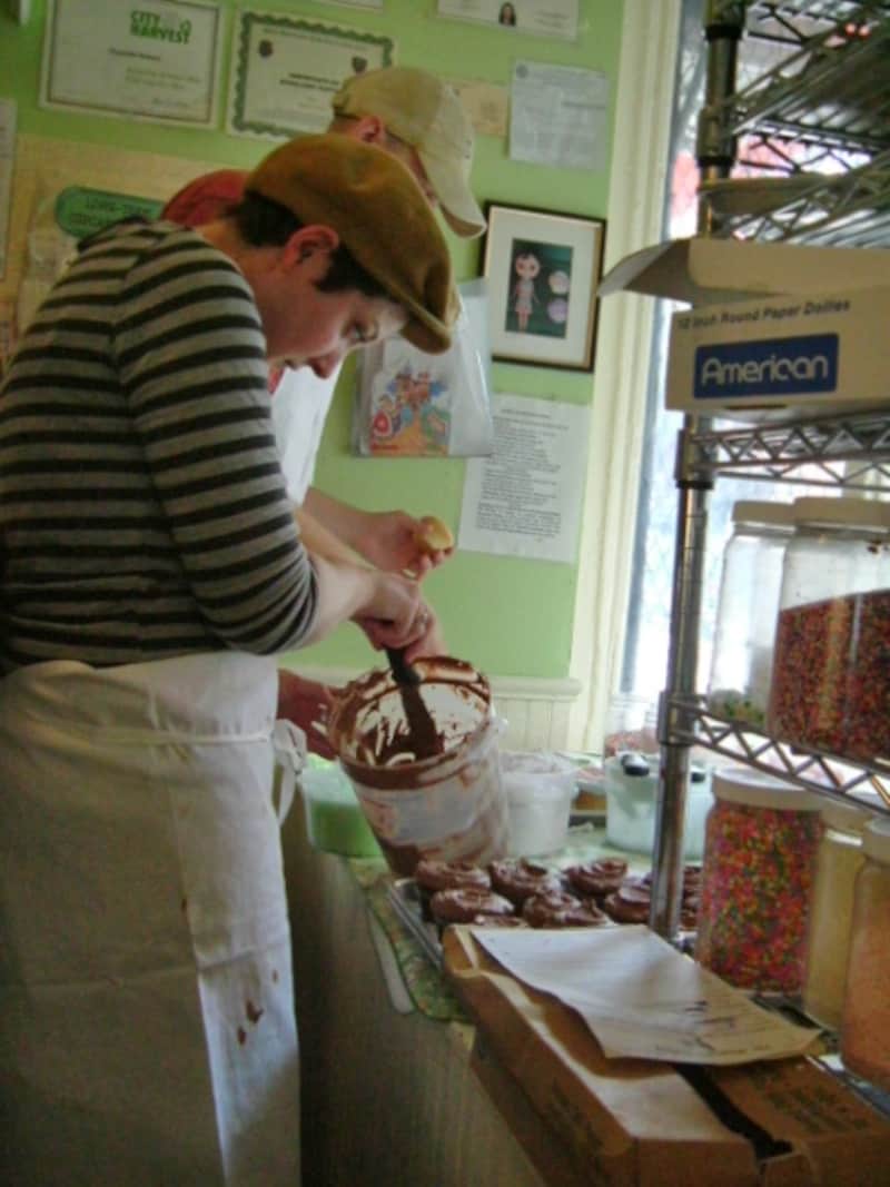 小さなキッチンで作られる手作りのケーキたち