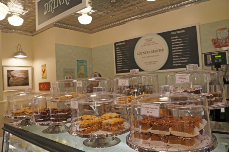 常時40種類のアメリカンスイーツが並ぶ