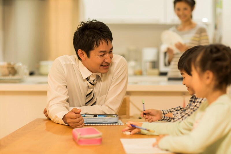 子どもの勉強を見るお父さん