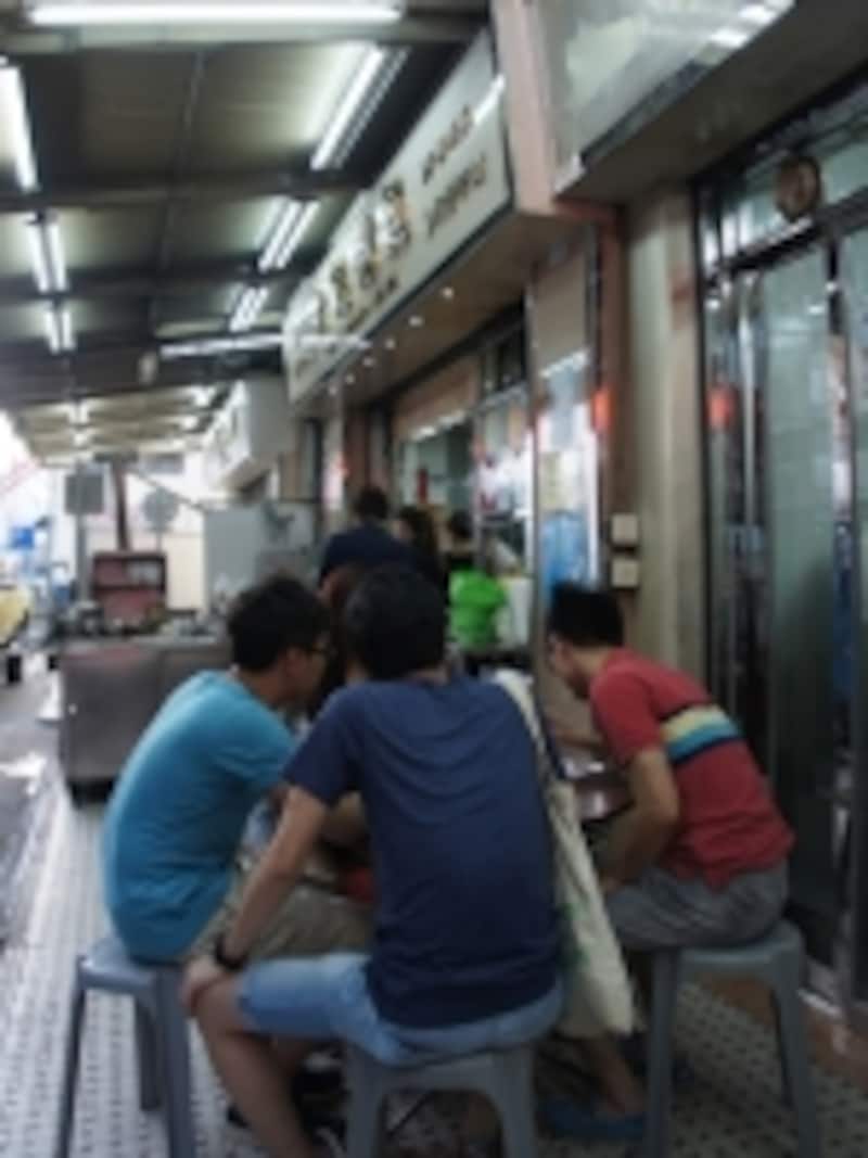 店外の座席までお客で賑わう