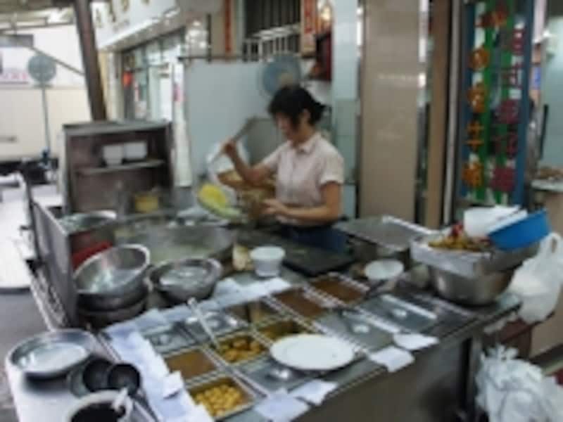 店頭のワゴンで豪快に調理