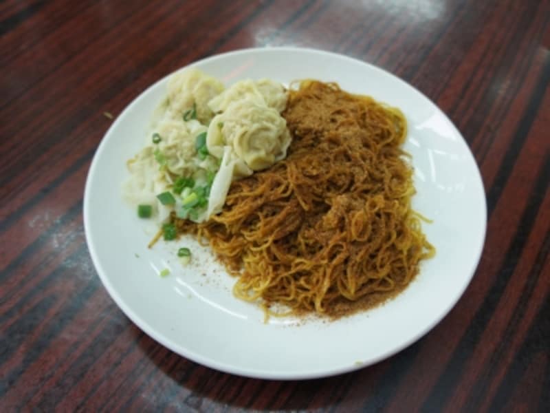 代表メニューのコンビネーションが楽しめる蝦子撈麺と雲呑セット（52パタカ）