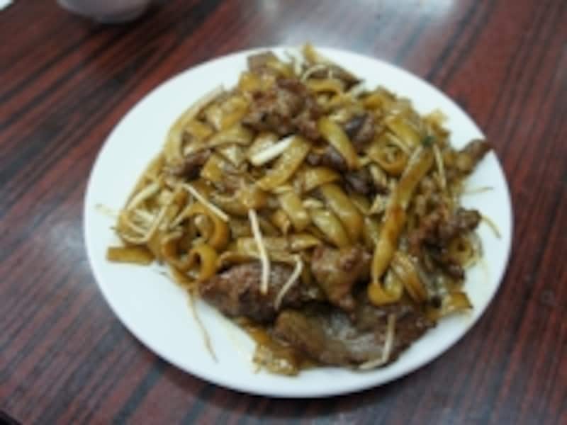 きしめん風の麺を使った焼そばの乾炒牛河（42パタカ）