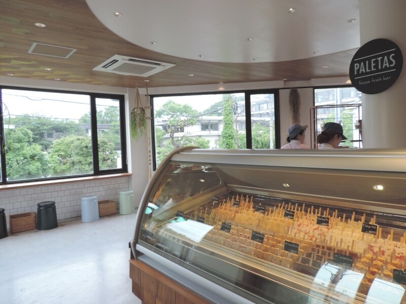 「PALETAS鎌倉店」の店内には窓際にカウンターのイートイン席がある