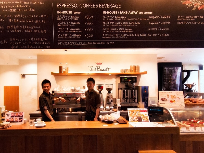 ポールバセット新宿店カウンターにて、佐々木修一バリスタ、鈴木清和バリスタ