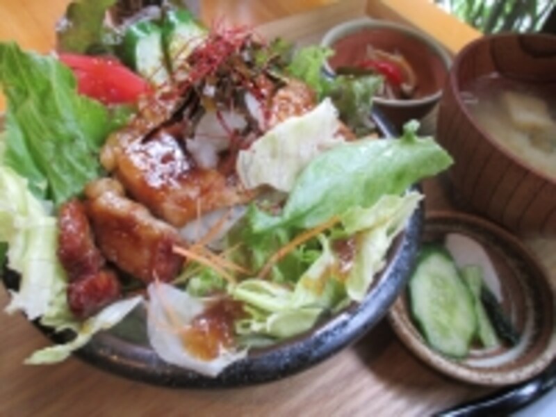 「城端ボークの照り焼き昆布丼」。昆布入りのご飯と照り焼きポークの愛称はバツグン。