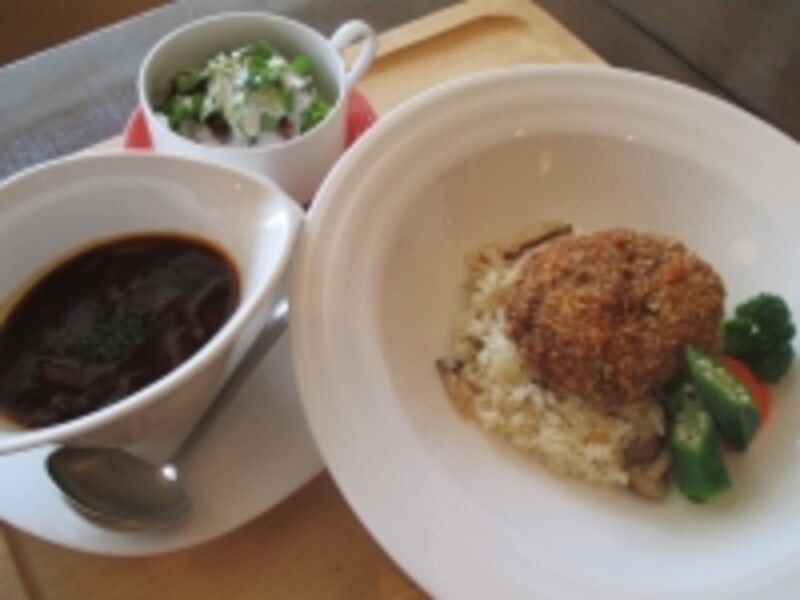 「ＫＯＢＵメンチカツハヤシ」。昆布のダシは洋風メニューでも大活躍！