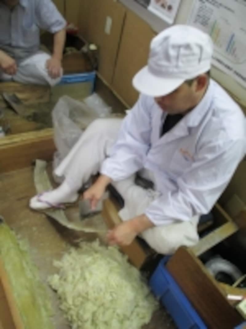 熟練した技でごくごく薄く昆布を削る敏明さん