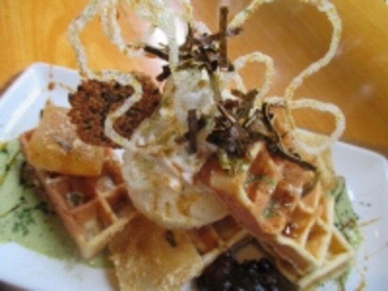 「高岡KOMBUワッフルサンデー」。素揚げした昆布が味の決め手！