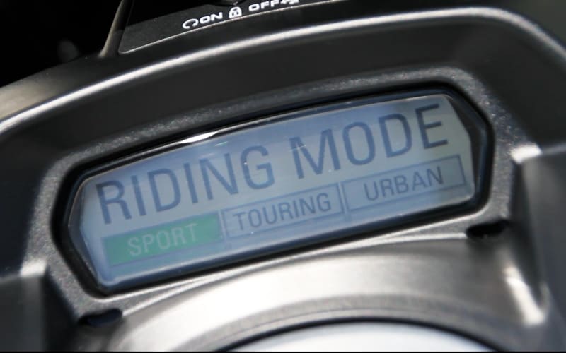 スポーツ/ツーリング/アーバンの3つからライディングモードが選べる