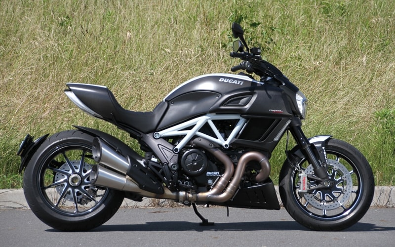 DUCATI DIAVEL Carbon ライトビュー