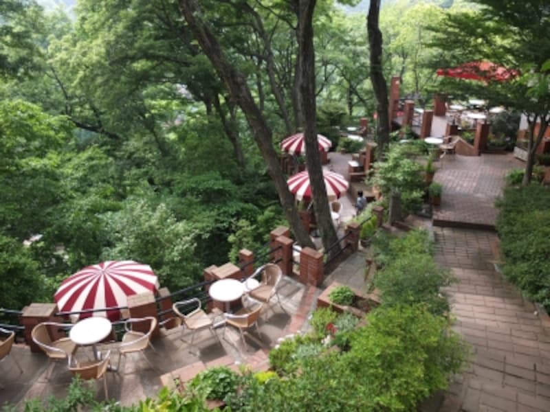 レンガ造りのテラス席