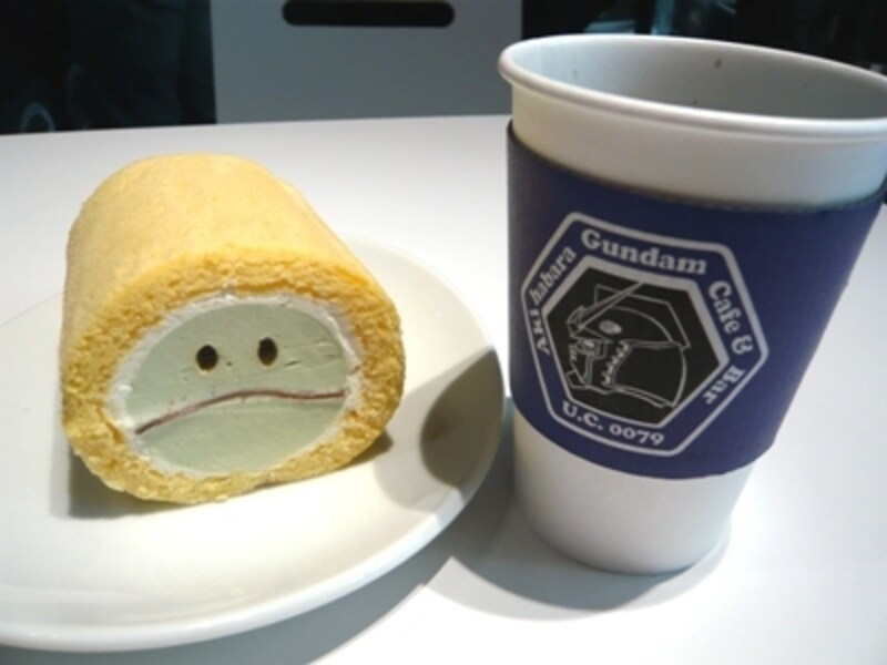 右：『ジャブローコーヒー』undefined左：抹茶風味のクリームたっぷり『ガンダムカフェハロール』