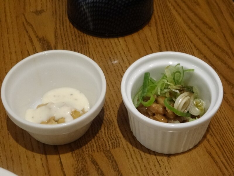 右が普通のタレにネギをかけたもの