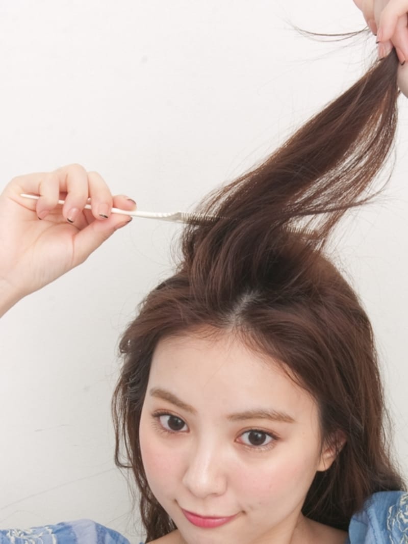 トップに逆毛をたてる