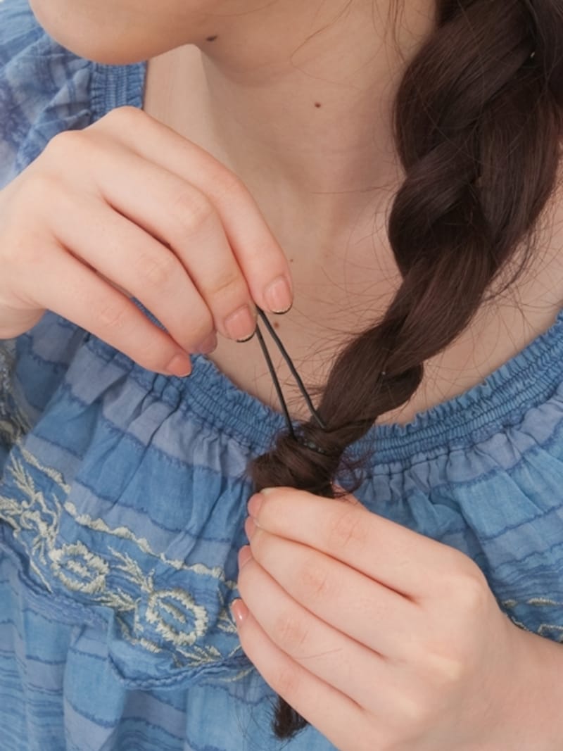 毛先の部分をアメピンで留める