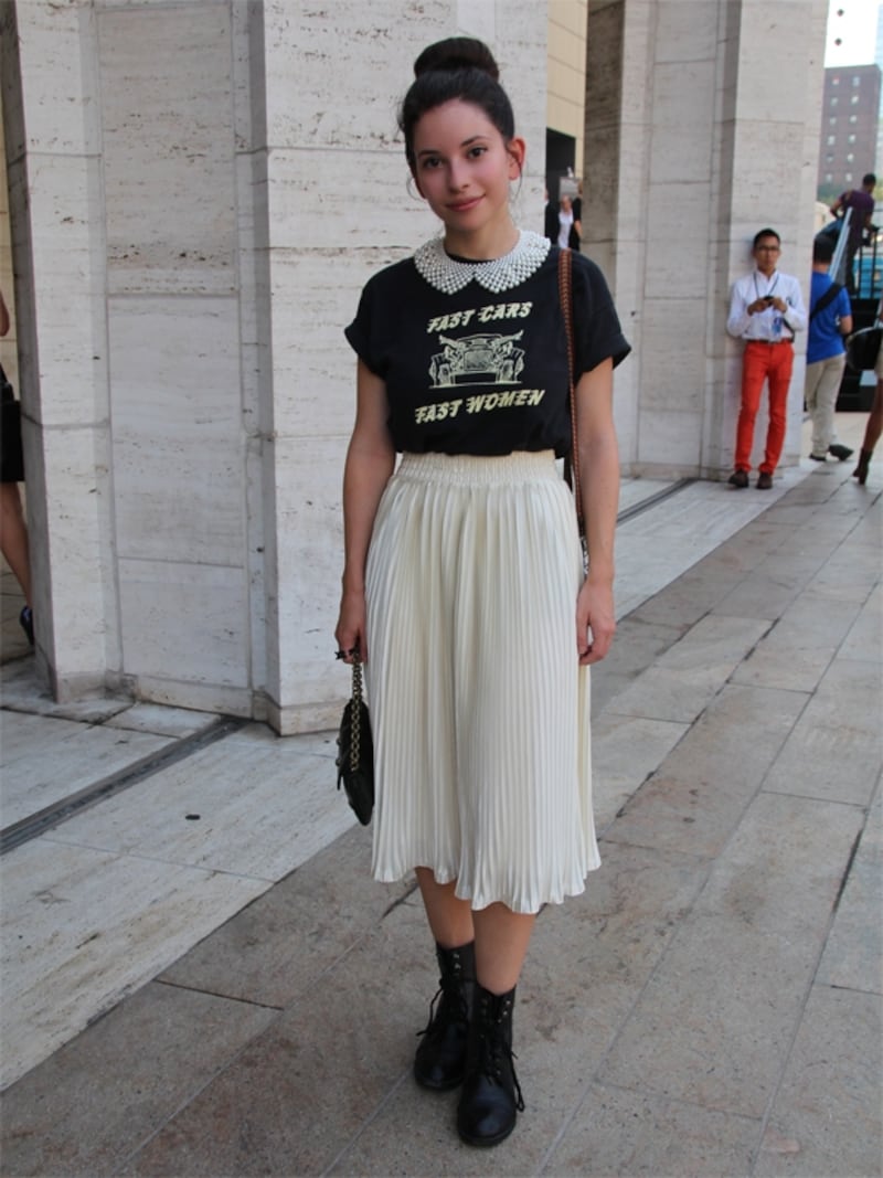 Tシャツ＋ミモレ丈スカート