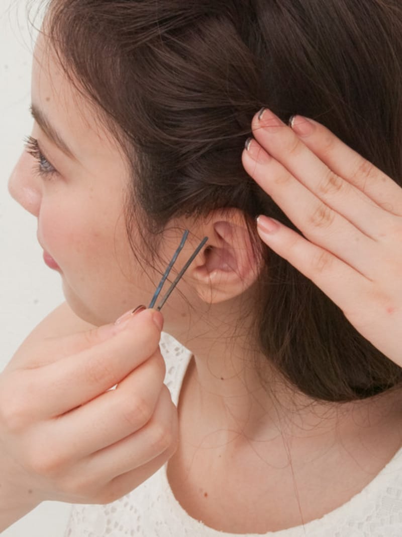 耳後ろあたりでピンで固定する