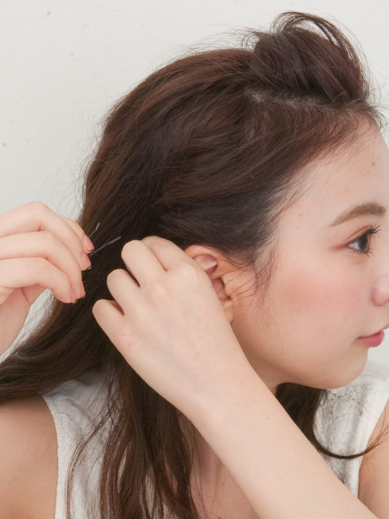 逆サイドも同じように耳後ろで固定