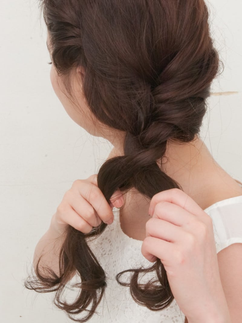 毛束をひとつにまとめて三つ編みに