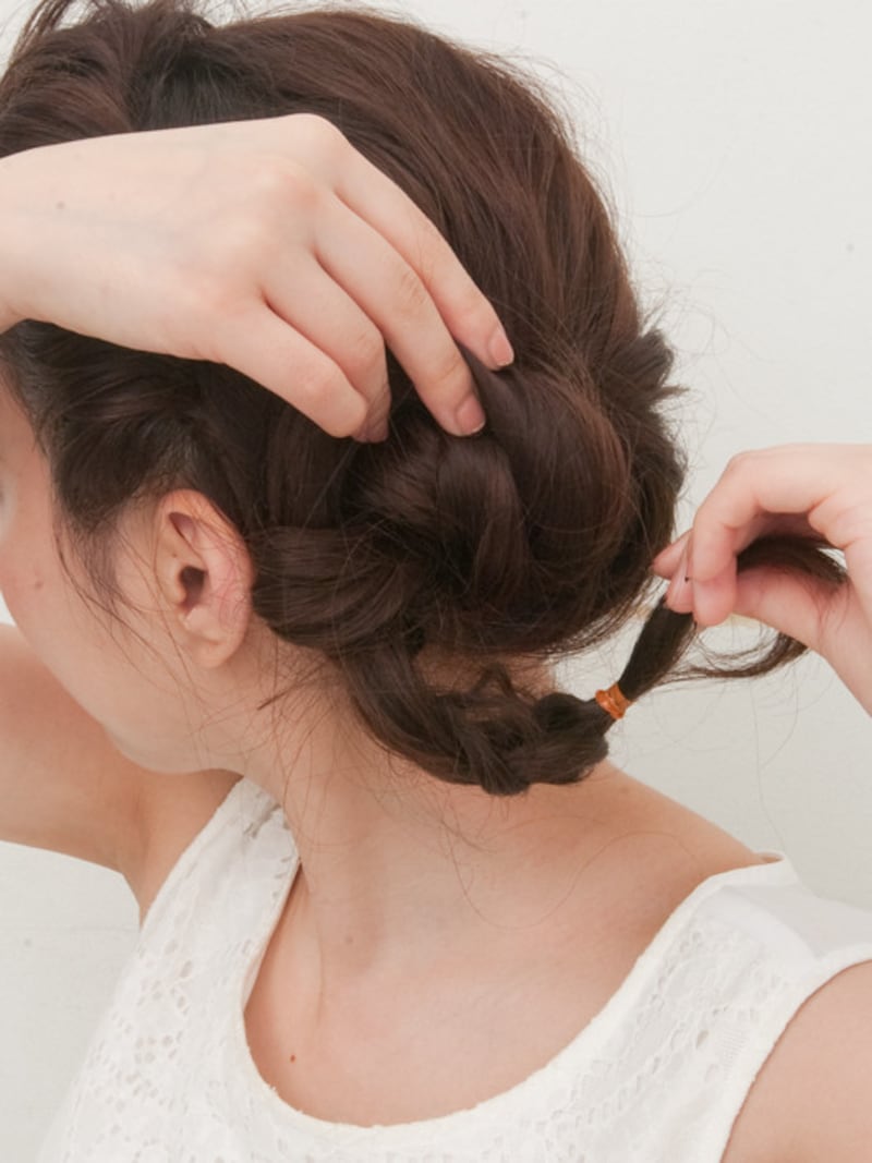 根元を軸にして毛束をまとめる