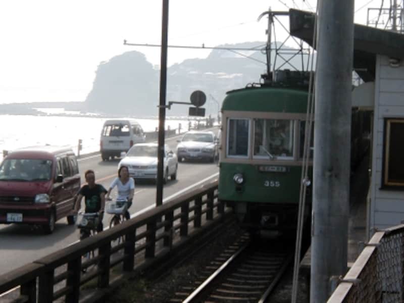 「鎌倉高校前」駅と小動岬