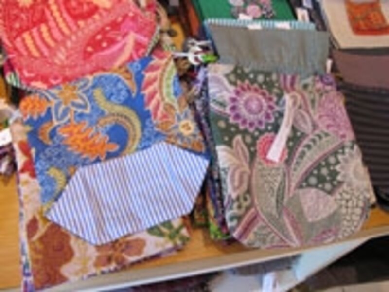 バティック柄のポーチ