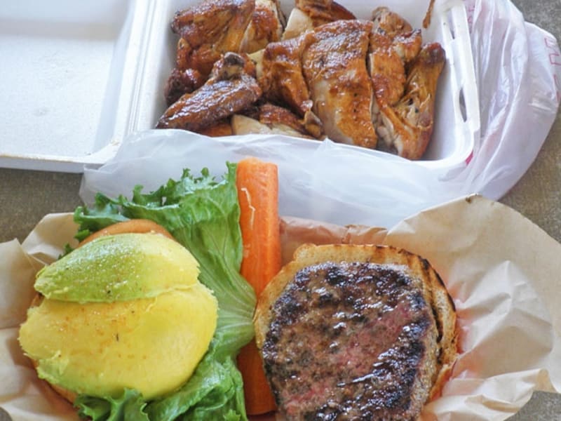 クアアイナのアボカドバーガーとレイズのフリフリチキンでランチ