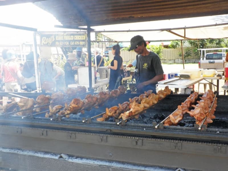ハレイワのメインストリート沿い、マラマ・マーケット駐車場で営業するレイズ・キアヴェ・ブロイルド・チキン。イートインスペースもある