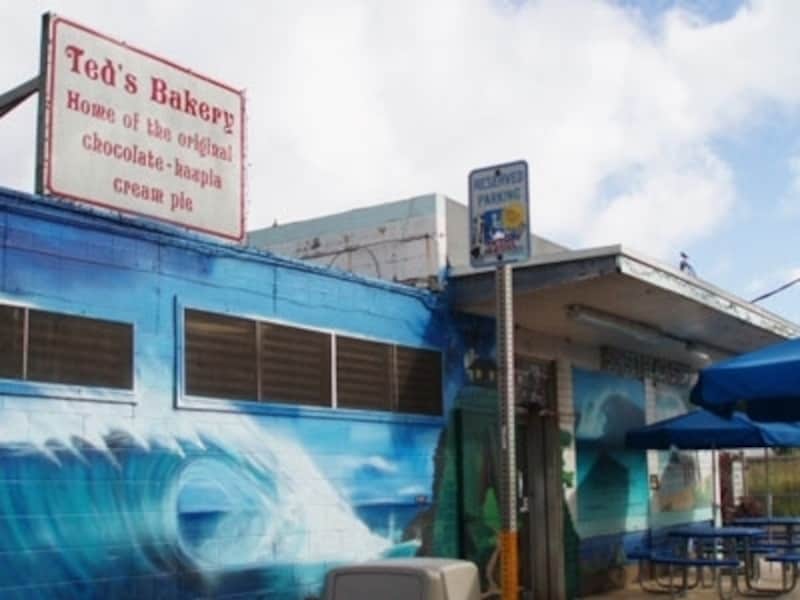 ビッグウェイブの絵が目印のテッズ・ベーカリー