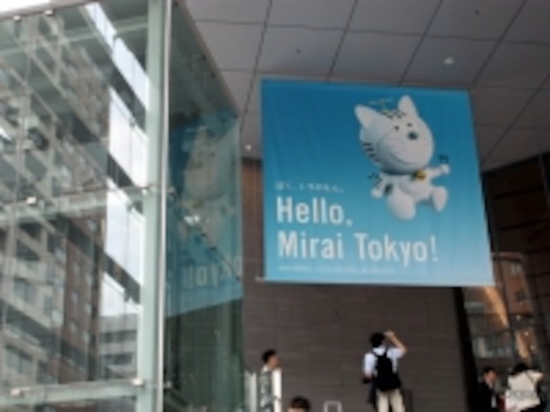 「虎ノ門ヒルズ」ロビーに掲げられた「トラのもん」の巨大フラッグ