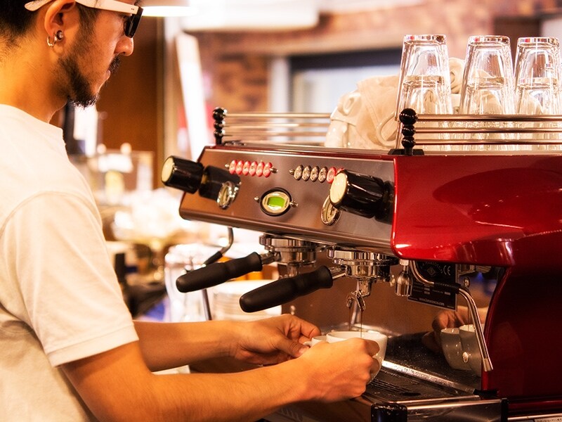 g キ店長の管野豊久さんはillyのカフェで6年間活躍したキャリアの持ち主。「Fuglenのコーヒーは繊細なので、抽出は1回1回気が抜けません」undefined管野さん自身もアーティスト。