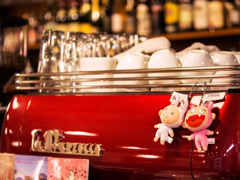 村上隆グッズの購入目当てに訪れるお客さまも多い。