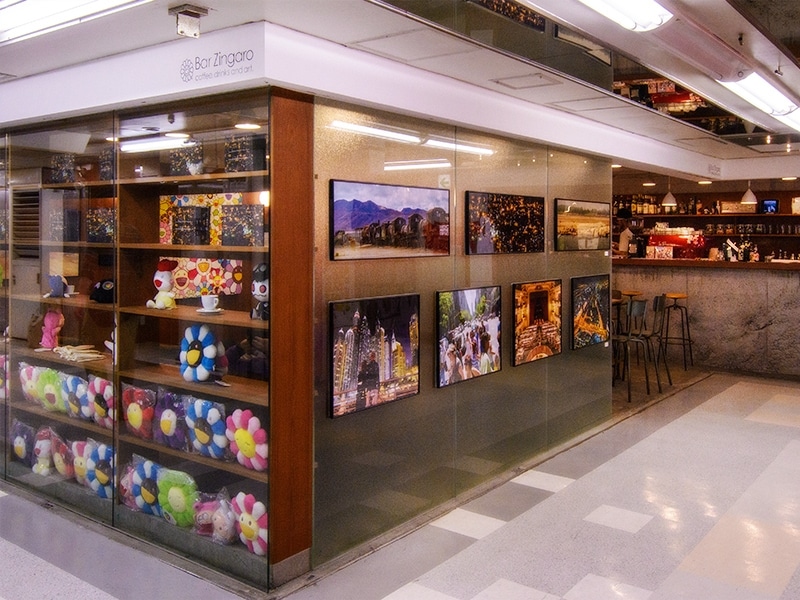 中野ブロードウェイを回遊する人々が気軽に立ち寄れるようオープンなスペースに。マンガやフィギュアやコスプレを目指して来た人も、どうぞここでおいしい一杯を！undefinedスタッフが大歓迎してくれるはず。