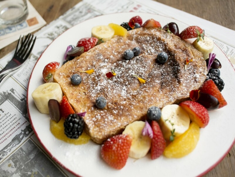 食用花とフルーツをあしらったフレンチトーストは250バーツ（約800円）