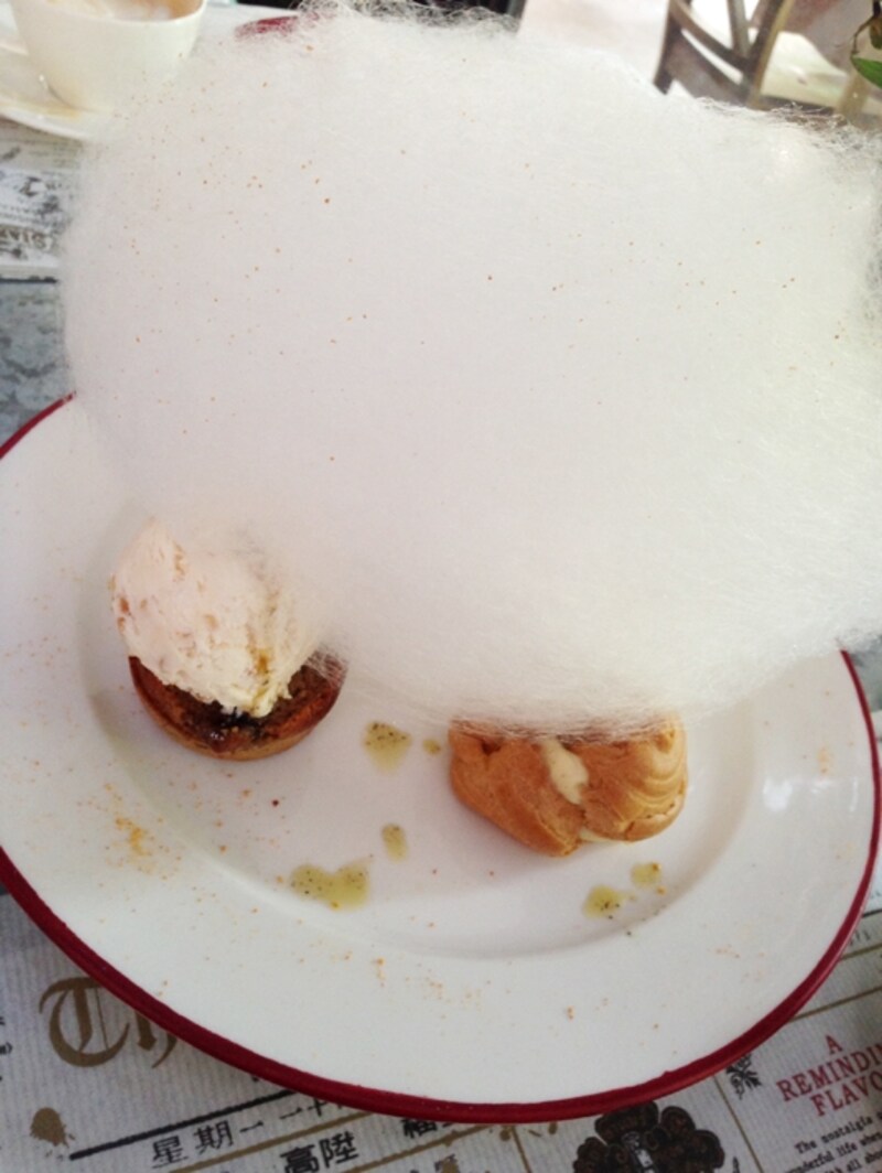 ラベンダーアイスとシュークリーム、綿飴 が盛りつけられた「シークレット」250バーツ （約800円）