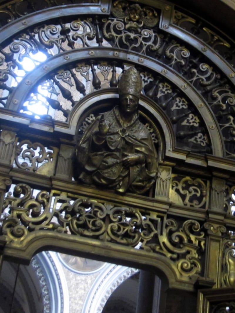 ナポリの守護聖人サン・ジェンナーロと観光スポット [イタリア] All About