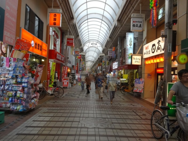 牛丼、中華、喫茶店などチェーン店が多い