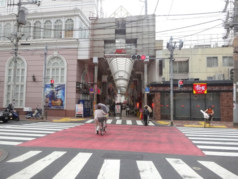 横断歩道を渡ると再びアーケードがある